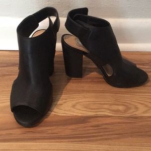 Black Gianni Bini GB leather peep toe heel size 7